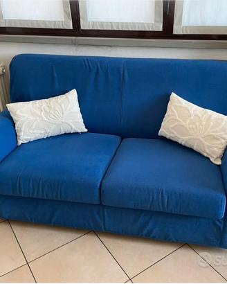 Divano 2 posti blu con cuscini
