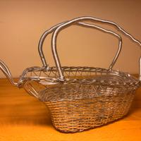 Cestino in metallo intrecciato con manici rigidi