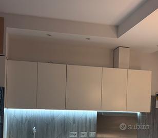 Pensile cucina con cappa a incasso (Falmec)