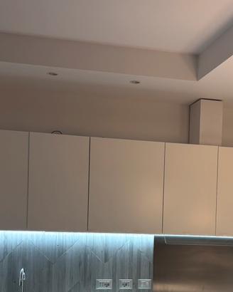 Pensile cucina con cappa a incasso (Falmec)