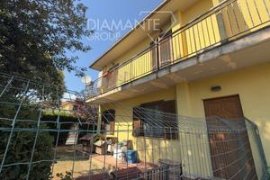 Appartamento con due camere, giardino e garage