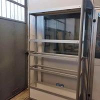 Espositore in alluminio con ripiani in vetro