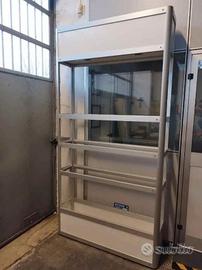 Espositore in alluminio con ripiani in vetro