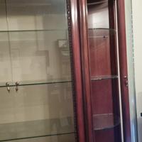 Elegante cristalliera con tavolo e sedie abbinate