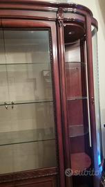 Elegante cristalliera con tavolo e sedie abbinate