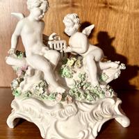 Putti con fiorellini policromi statuina Capodimone