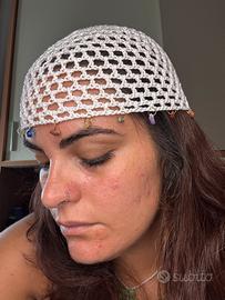 Cappello a rete bainco con pietre colorate