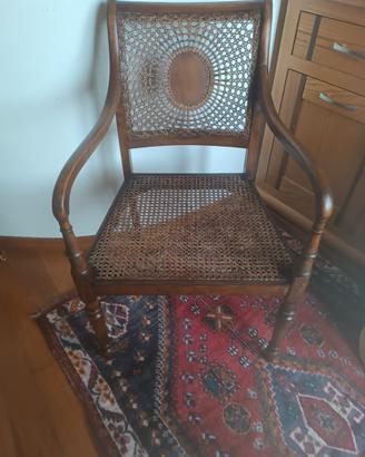 Poltroncina in stile coloniale in paglia di Vienna