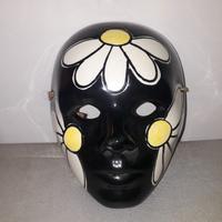 MASCHERA NERA IN CERAMICA CON MARGHERITE