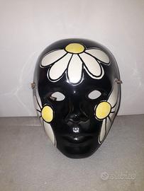MASCHERA NERA IN CERAMICA CON MARGHERITE