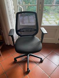 SEDIA GIREVOLE SEDUTA E BRACCI SI ALZANO SCHIENALE