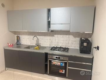 Cucina completa di elettrodomestici