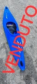 VENDUTO  Kayak blu usato - leggero e maneggevole