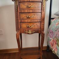 Coppia di Comodini Antichi in Stile Transizione