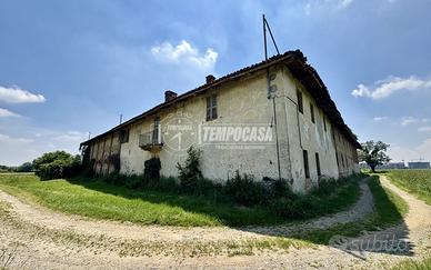 Casale con ampio terreno di proprietà.