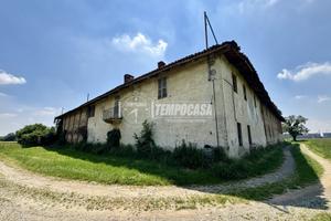 Casale con ampio terreno di proprietà.