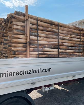 Pali in legno di castagno scorticati e appuntiti