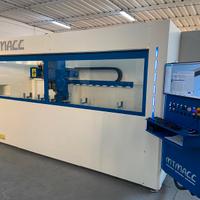 Centro di lavoro 4 assi con 6 morse automatiche