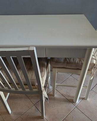 Tavolo con cassetto