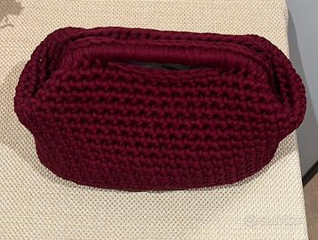 Borsa all’uncinetto con fettuccia