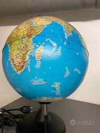 Mappamondo con luce interna.