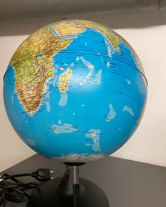 Mappamondo con luce interna.