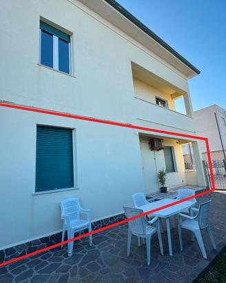 Appartamento con corte a due passi dal mare