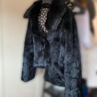 pelliccia eco nera corta elegante- giacca morbida