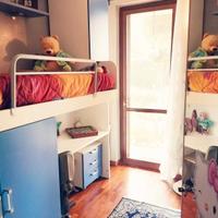 Cameretta a parete salvaspazio con letto soppalco