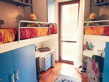 Cameretta a parete salvaspazio con letto soppalco