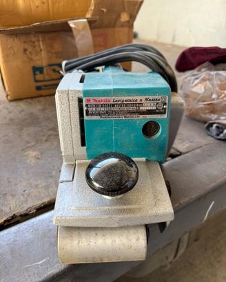 Levigatrice a nastro Makita