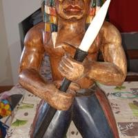 Statua in legno con indiano inginocchiato