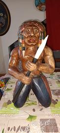 Statua in legno con indiano inginocchiato