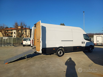 Iveco daily furgone lungo con pedana