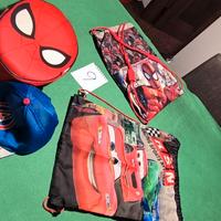 Diversi zaini uomo ragno e sacche di personaggi