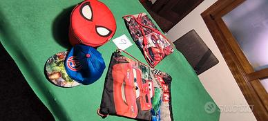Diversi zaini uomo ragno e sacche di personaggi