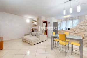 Quadrilocale con Due Balconi, Giardino e Garage -