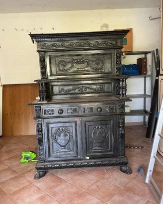 Credenza due corpi stile Rinascimento intagliata