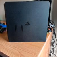  PlayStation 4 con 3 joystick e 14 giochi 