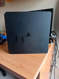  PlayStation 4 con 3 joystick e 14 giochi 