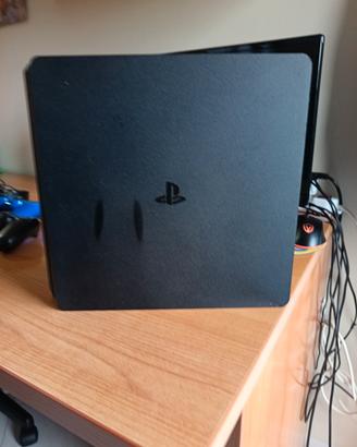  PlayStation 4 con 3 joystick e 14 giochi 