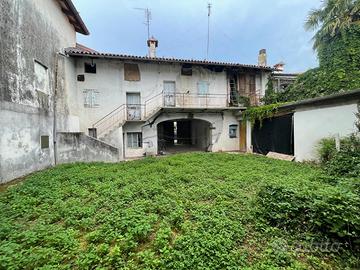 CASA IN LINEA CON GIARDINO DA RISTRUTTURARE A D...