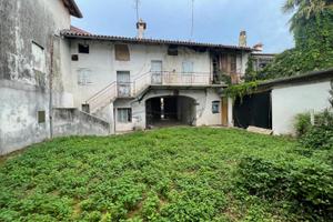 CASA IN LINEA CON GIARDINO DA RISTRUTTURARE A D...