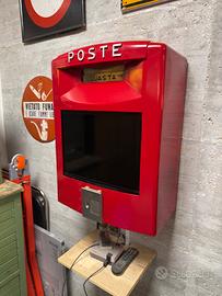 Cassetta della posta trasformata in tv