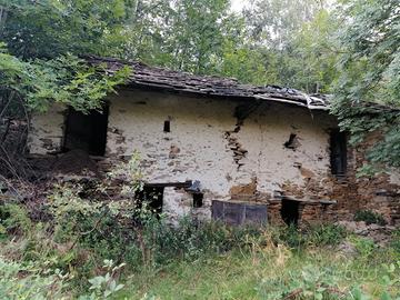 Baita rudere in pietra valle sacra
