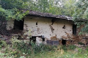 Baita rudere in pietra valle sacra