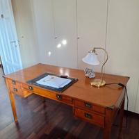 Scrivania legno massiccio con cassetti e ripiano