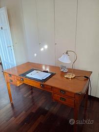 Scrivania legno massiccio con cassetti e ripiano