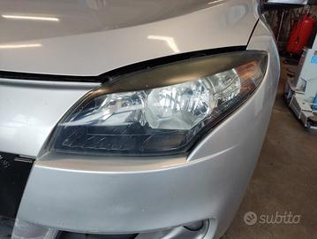 Proiettore sinistro RENAULT MEGANE del 2011
