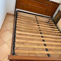 Letto matrimoniale con rete a doghe in legno,